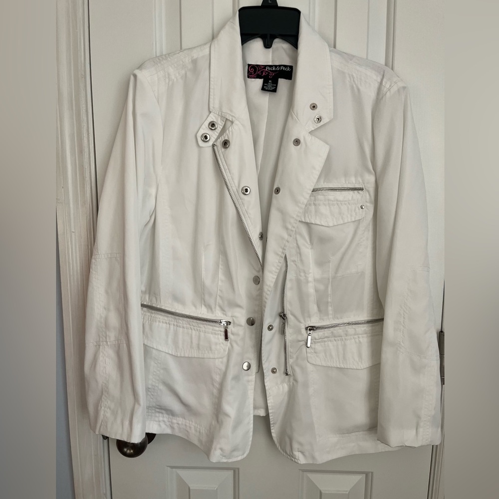 Peck & Peck White l
Lined All Weather Jacket with Zip Pockets